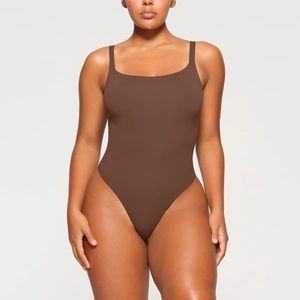 SKIMS FITS EVERYBODY SQUARE NECK BODYSUIT | OXIDE